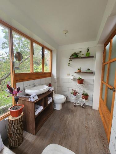 uma casa de banho com um WC e um lavatório em Spirit Of The River Lodge em Cusco