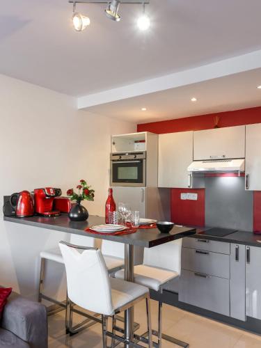 une cuisine avec une table et des chaises dans une pièce dans l'établissement Au Nom de la Rose - Casa Vostra - CAUTION 800 EUR & ID requises - Annemasse, à Annemasse