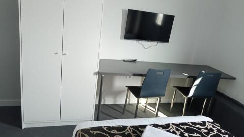TV a/nebo společenská místnost v ubytování RED FLAG HOTEL