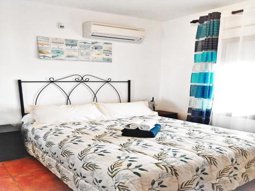 um quarto com uma cama com duas toalhas em Villa El Suspiro Frigiliana Nerja em Frigiliana