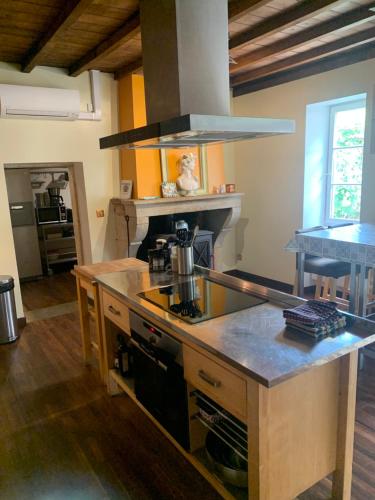 a kitchen with a stove and a counter top at Villa Marcel Spa Sauna Billard Piscine 25mn de Bordeaux in Cérons