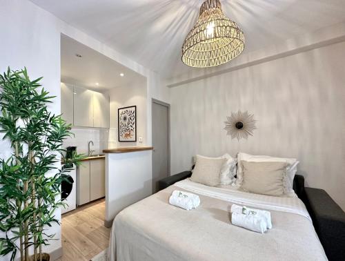 ein Schlafzimmer mit einem großen Bett mit zwei Handtüchern darauf in der Unterkunft 2067 - Elegant home in Trocadéro Olympic Games 2024 in Paris