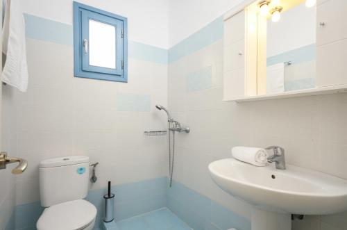 Kylpyhuone majoituspaikassa Apartments Naxos Camping