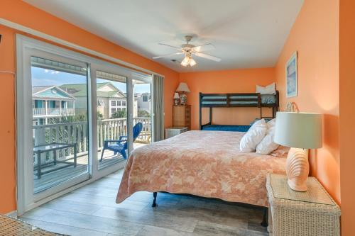1 dormitorio con 1 cama y balcón en Surfside Beach House with Pool, Walk to Beach and Pier en Myrtle Beach