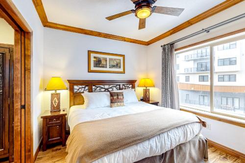 una camera con letto e finestra di Westgate Mountain Retreat a Park City