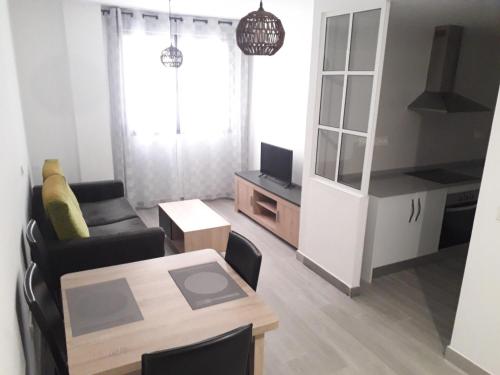 sala de estar con sofá y mesa en Apartamento Playa Blanca en Melilla