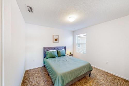 Schlafzimmer mit einem Bett und einem Fenster in der Unterkunft Arbor Retreat in Jacksonville