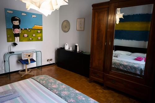 - une chambre avec un lit et une commode à côté d'un lit dans l'établissement ArtRoom in appartment, à Gênes