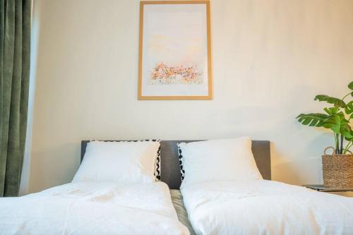 Postel nebo postele na pokoji v ubytování Arctic Downtown Dream: Cozy City Studio