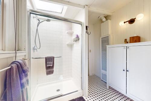 baño con ducha y puerta de cristal en Cozy Riverview Cabin, en Forestville