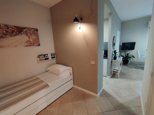 Habitación con cama y pasillo con TV. en Milano Lodge en Bussero
