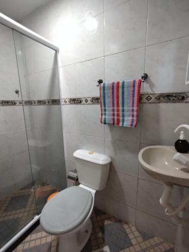 une salle de bain avec toilettes et lavabo dans l'établissement Jaspe, à Arraial do Cabo