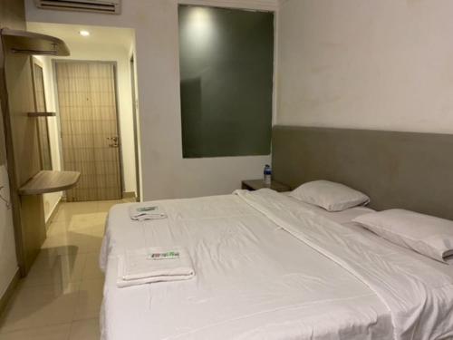 Katil atau katil-katil dalam bilik di Belvena Makati Hotel