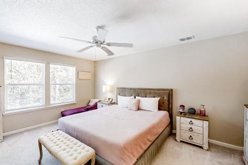um quarto com uma cama e uma ventoinha de tecto em Palm Hills Paradise em Jacksonville