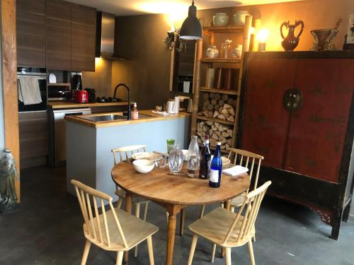 - une cuisine avec une table et des chaises en bois dans l'établissement Charming apartment on top floor in Marais -5P, à Paris