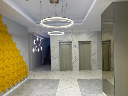 un couloir avec quatre ascenseurs dans un bâtiment avec plafond dans l'établissement Black Sea Booking, à Mamaia