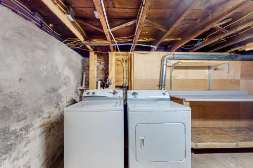 una lavadora y secadora blancas en una habitación en Vermont Marble Haven - Unit 1 en Rutland