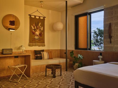 um quarto de hotel com uma cama, uma mesa e uma secretária em VERDE by DW em San Juan