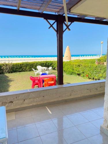 اول صف على البحر مارينا العلمين الساحل الشمالي 0إ