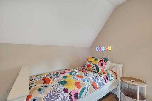 Postel nebo postele na pokoji v ubytování Cherry Pie Abode