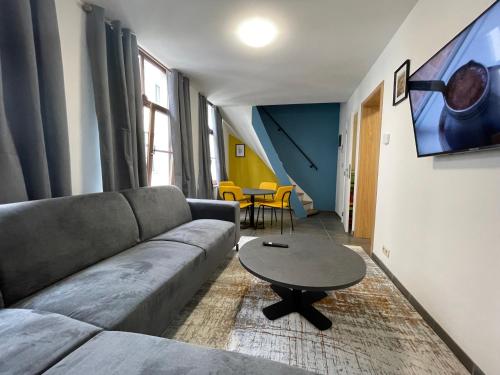 un salon avec un canapé et une table dans l'établissement Apartament duplex, à Bruxelles