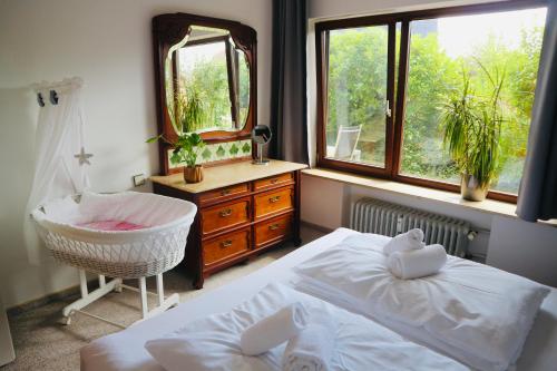 - une chambre avec un lit, un miroir et une chaise dans l'établissement Seeglanz-Apartment IStayUnixI Seenähe-Terrasse-Netflix, à Öhningen