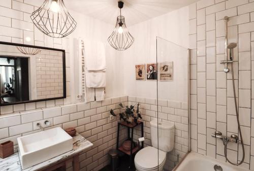 リスボンにあるLisbon Sant'Anna Apartmentsのトイレ、洗面台、鏡のあるバスルーム