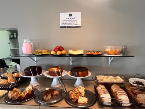 una vetrina con diversi tipi di torte e pasticcini di Hotel Elithi - O melhor custo benefício a Itapeva