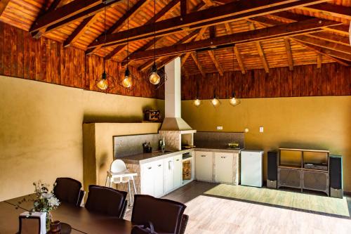 cocina con mesa y sillas en una habitación en Forest Oasis Къща за гости, en Sapareva Banya