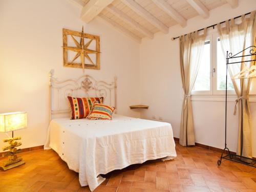 ポルト・サン・パーオロにあるSmart Appart Sweet Country House Sardiniaの白いベッドと窓のある寝室