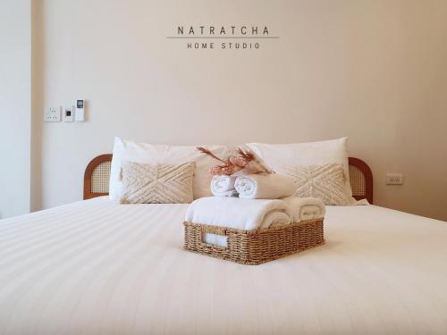 Ένα ή περισσότερα κρεβάτια σε δωμάτιο στο NatRatcha Home Studio