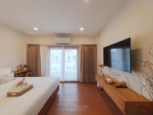 Μια τηλεόραση ή/και κέντρο ψυχαγωγίας στο NatRatcha Home Studio