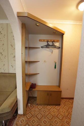 una habitación con una pared con un estante y algunos esquís en Мельбурн, en Petropavlovsk
