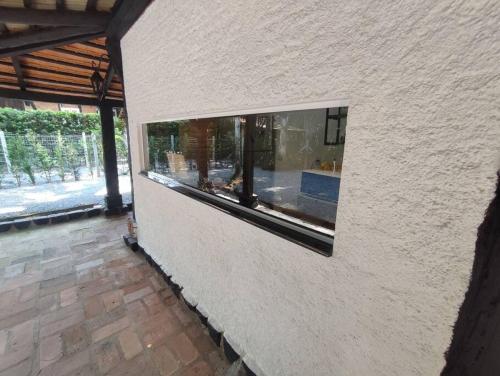 a window on the side of a building at Casa Enxaimel 02 em Pomerode in Pomerode