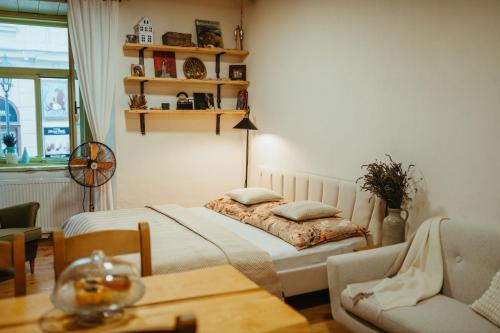 - une chambre avec un lit, une table et une chaise dans l'établissement Apartmán v Jungovom dome - v centre Štiavnice, à Banská Štiavnica