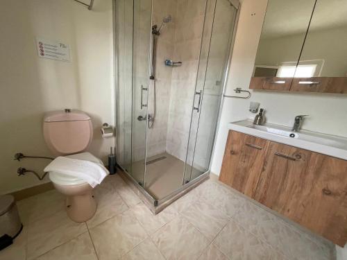 een badkamer met een douche, een toilet en een wastafel bij 7 Oda Söğüt in Marmaris