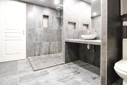Bilik mandi di Charming 4-bed Chalet, Mountain Views, Double Garage