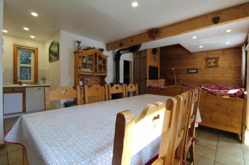 Ruang duduk di Charming 4-bed Chalet, Mountain Views, Double Garage