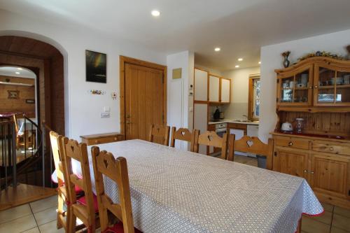 Dapur atau dapur kecil di Charming 4-bed Chalet, Mountain Views, Double Garage