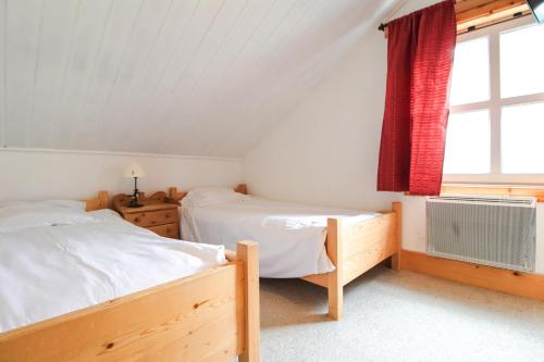 Katil atau katil-katil dalam bilik di Charming 4-bed Chalet, Mountain Views, Double Garage