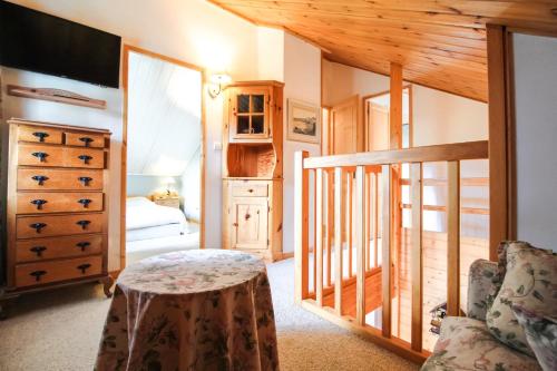 Televisyen dan/atau pusat hiburan di Charming 4-bed Chalet, Mountain Views, Double Garage