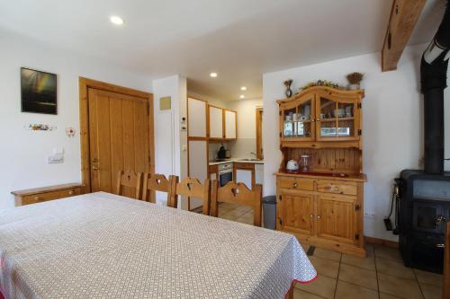 Dapur atau dapur kecil di Charming 4-bed Chalet, Mountain Views, Double Garage