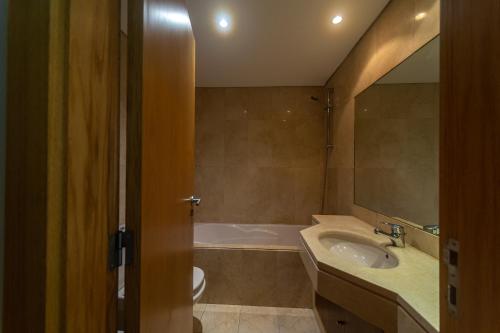 ein Badezimmer mit einem Waschbecken und einer Badewanne in der Unterkunft Porto FishLand Apartment in Matosinhos
