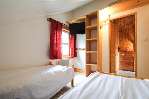 Katil atau katil-katil dalam bilik di Charming 4-bed Chalet, Mountain Views, Double Garage