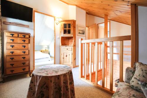 Katil atau katil-katil dalam bilik di Charming 4-bed Chalet, Mountain Views, Double Garage