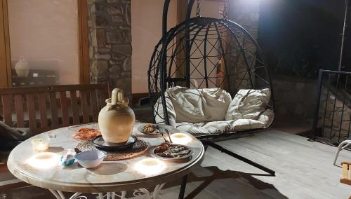stół z talerzami jedzenia i klatką dla ptaków w obiekcie Cal Abadal - Double room in villa with pool and jacuzzi near Barcelona w mieście Rocafort