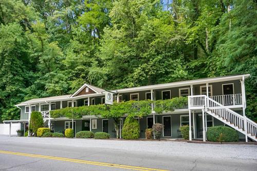 une grande maison avec des plantes sur son côté dans l'établissement Hickory Falls Inn, à Chimney Rock