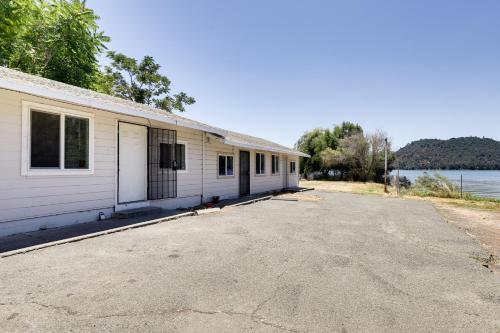 Photo de la galerie de l'établissement Quiet Lakefront Clearlake Vacation Rental!, à Clearlake
