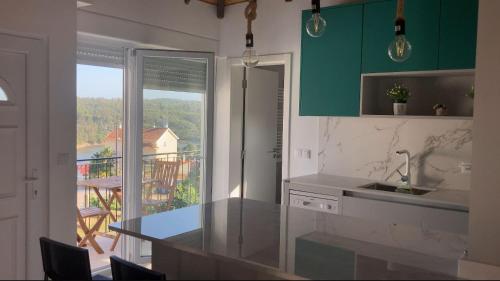 una cucina con tavolo e vista su un balcone di Casa da Ilha Granjal Treixedo 