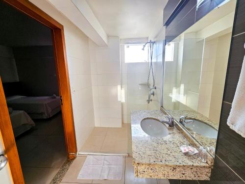 Um banheiro em CLH Suítes Foz do Iguaçu
